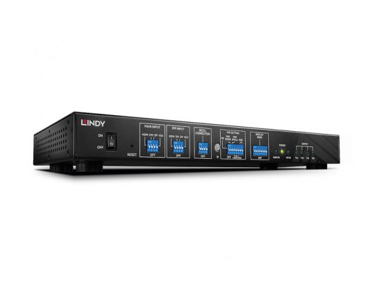 Schwarzer Lindy Netzwerkswitch mit mehreren Ethernet-Ports, Kippschaltern und LED-Anzeigen, schräg von vorne auf weißem Hintergrund fotografiert - ideal zum Mieten oder Kaufen für flexible Netzwerklösungen.