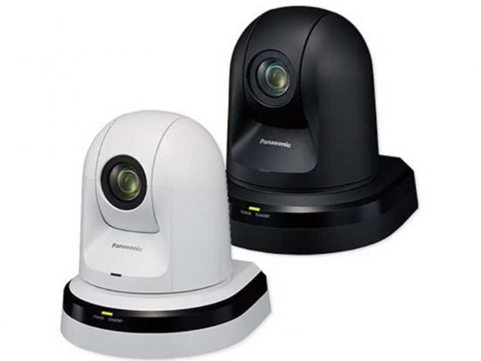 Zwei Panasonic Dome-Sicherheitskameras, eine in Weiß und eine in Schwarz, stehen nebeneinander auf schwarzen Basen mit LED-Anzeigen. Die Überwachungskameras eignen sich für den Innen- und Außenbereich und sind sowohl zum Kaufen als auch zum Mieten erhältlich.