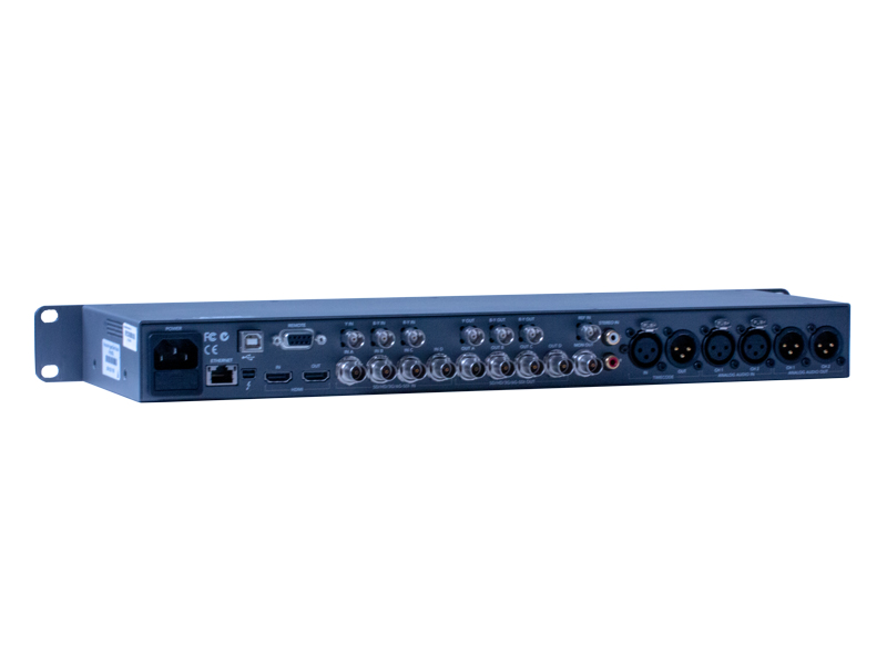 Rückansicht eines rackmontierten Audio-Video-Interface-Geräts (zum Beispiel Focusrite RedNet), mit zahlreichen Ein- und Ausgängen wie XLR-, RCA-, HDMI-, USB-, Ethernet- und BNC-Anschlüssen; ideal zum Mieten oder Kaufen für professionelle Studio-Setups.