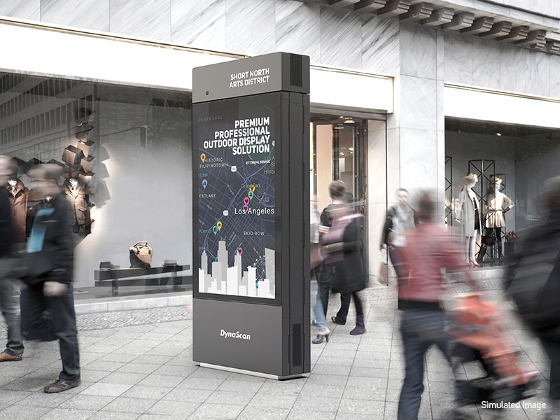 65 Zoll Doppelseitige Display Stele DynaScan DK651DR5 (Neuware) im Einsatz: Das digitale Werbedisplay zeigt auf einer belebten Bürgersteig-Szene eine Karte mit Text, während Passanten an Geschäften vorbeigehen - ideal zur Miete oder zum Kauf für effektive Außenwerbung.