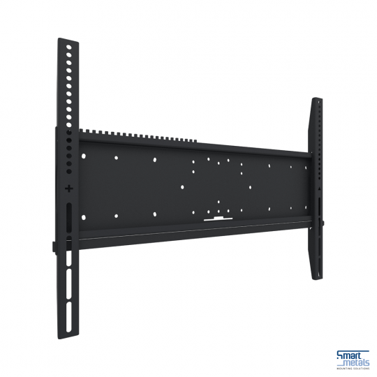 Schwarze, rechteckige TV Wandhalterung aus Metall von SmartMetals mit mehreren Löchern und Schlitzen zur flexiblen Befestigung, abgebildet vor weißem Hintergrund; Produkt ist ideal zum Kaufen oder Mieten.