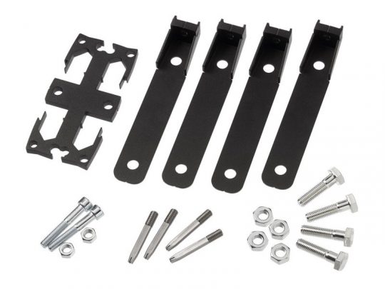 Produktbild aus schwarzen Metall-Montagewinkeln, einem kreuzförmigen Kunststoffteil sowie verschiedenen Schrauben, Muttern und Bolzen-ideal zum mieten oder kaufen-übersichtlich auf weißem Hintergrund angeordnet.
