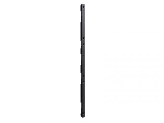 Schwarze, schmale Metallschiene (Rack-Montageschiene) mit mehreren Aussparungen und Bohrungen, vertikal stehend vor weißem Hintergrund - ideal zum Kaufen oder Mieten für den Einsatz im Serverrack oder Schaltschrank.