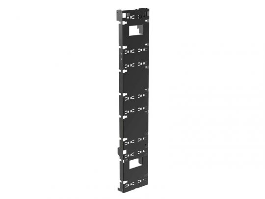 Schwarze, hohe und schmale Metallhalterung für die Montage von Elektronik- oder Netzwerkausrüstung, mit mehreren Aussparungen und Befestigungsschlitzen - ideal als Rackmount-Bracket für den professionellen Einsatz, zum Kaufen oder Mieten.