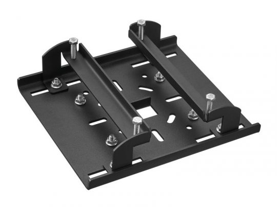 Schwarze Metall-Montagehalterung mit verstellbaren, vertikalen Streben, mehreren Schrauben und Schlitzen zum Befestigen von elektronischen Bauteilen oder Panels; das Montagewinkel ist auf weißem Hintergrund abgebildet und kann gekauft oder gemietet werden.