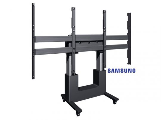 Schwarzer, mobiler TV-Ständer mit Rollen und verstellbaren Metallhalterungen für einen großen Flachbildschirm; ideal zum Mieten oder Kaufen. Rechts ist das Samsung-Logo sichtbar.