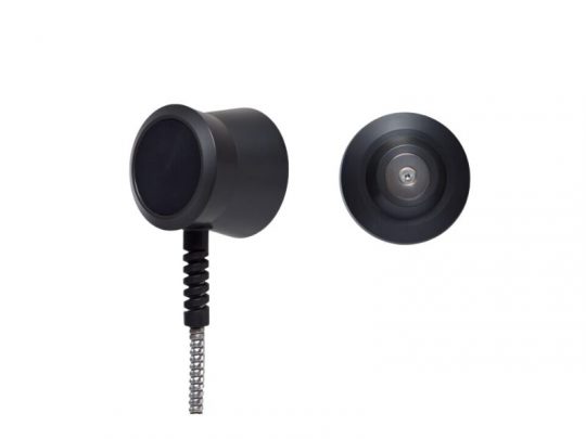 Zwei schwarze zylindrische USO Einhandhörer-Magnetladeanschlüsse, einer seitlich mit Spiralkabel und einer von vorn mit kreisförmiger Magnetoberfläche, geeignet zum Kaufen oder Mieten für barrierefreie Telefonie-Lösungen.