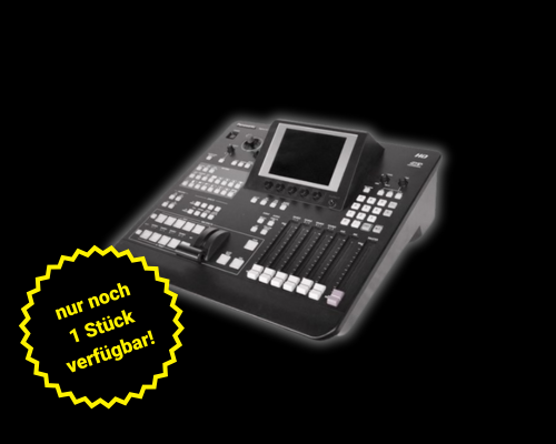 Blackmagic ATEM Mini Pro - Schwarzer Video-Switcher mit zahlreichen Tasten, Reglern und integriertem Display auf schwarzem Hintergrund. Auffälliges gelbes Label: "Nur noch 1 Stück verfügbar!" Jetzt kaufen oder mieten.