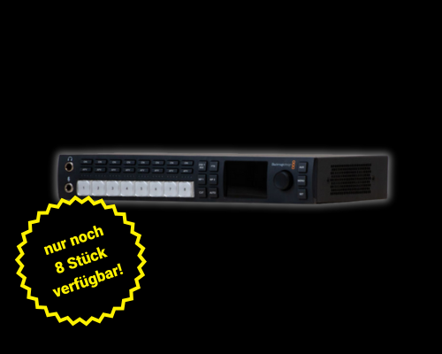 Schwarzes elektronisches Rackmount-Gerät mit vielen Knöpfen und Tasten, präsentiert vor schwarzem Hintergrund. Ein gelber Stern-Aufkleber auf Deutsch hebt hervor: "nur noch 8 Stück verfügbar! Jetzt kaufen oder mieten - nur noch 8 Stück verfügbar!" Perfekt für professionelle Studio- oder Audio-Anwendungen.