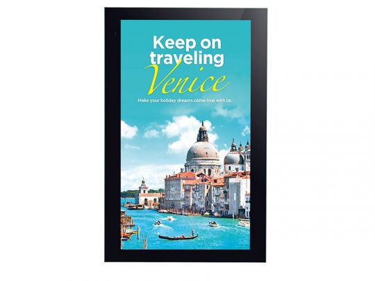 Digitales Display mit dem Bild von Venedig; zu sehen sind Boote auf einem Kanal und historische Gebäude. Auf dem Bildschirm steht der Text: "Fahren Sie weiter nach Venedig. Erfüllen Sie sich mit uns Ihre Urlaubsträume." Das Display wird für Reise-Werbung genutzt.
