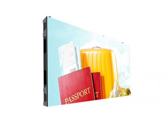 Produktbild zeigt: Ein digitaler Bildschirm präsentiert einen gelben Koffer, zwei rote Reisepässe und Flugtickets vor blauem Himmel - ideale Reiseaccessoires für den Urlaub.