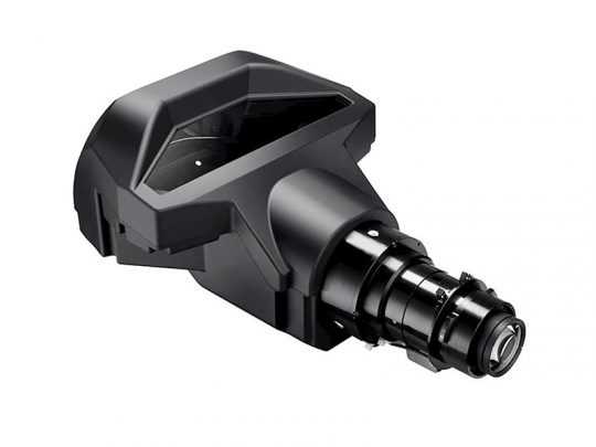 Modernes schwarzes Projektor-Objektiv in eckigem, rechteckigem Gehäuse mit zylindrischen Linsenelementen, isoliert vor weißem Hintergrund; ideal für hochauflösende Projektionen und Heimkino-Anwendungen.