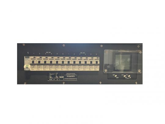 Strom-Unterverteilung 32A CEE-Rot: Kompakte Stromverteilerbox mit 2x HAN16, 1x Schuko, beschrifteten Sicherungen und Display.