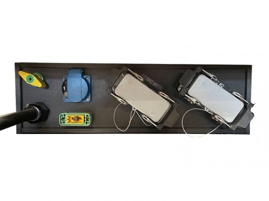 Strom-Unterverteilung 32A CEE-Rot auf schwarzem Panel mit zwei HAN16-Anschlüssen, Schuko-Steckdose und cPOT.