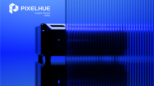 PIXELHUE Innovation: Schwarzes rechteckiges Gerät hinter geriffeltem, transparentem Screen, Logo und Slogan auf blau glänzender Fläche.