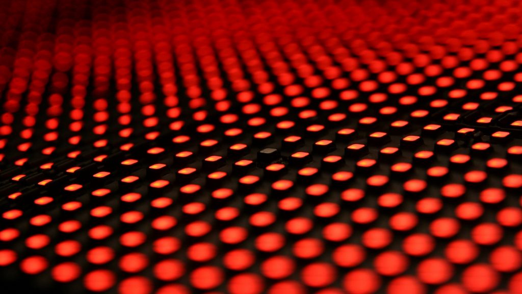 Repairservice LED Modul in Nahaufnahme zeigt rote, leuchtende LEDs in geordneten Reihen, unscharfer Hintergrund.